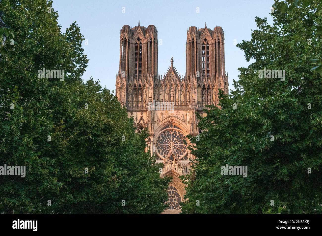 Die Westfassade von Notre-Dame de Reoms (Unsere Lieben Frau von Reims) mit den beiden Türmen, Frankreich Stockfoto