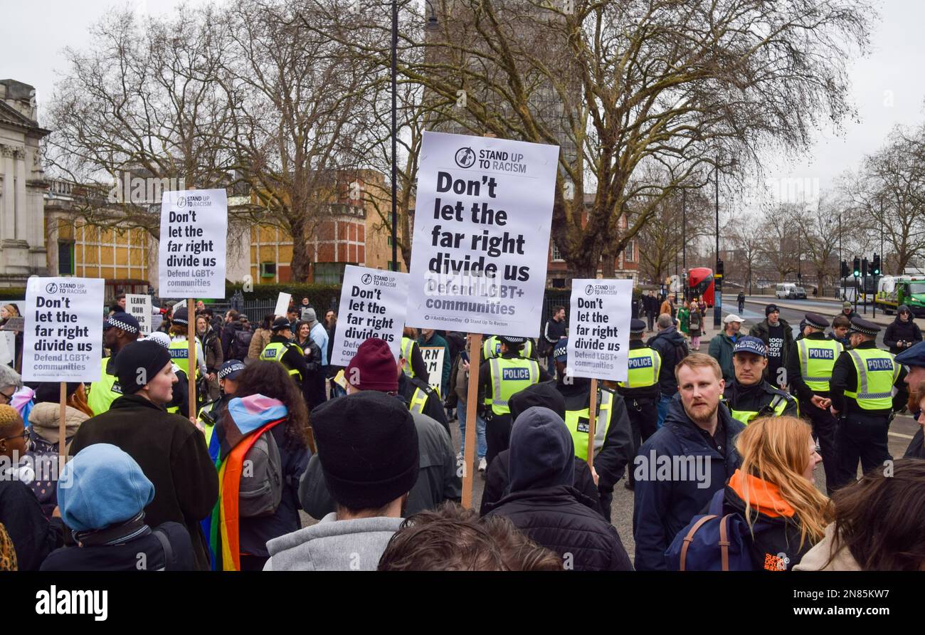 London, Großbritannien. 11. Februar 2023 Pro-LGBTQ+-Protestler. LGBTQ-Demonstranten inszenierten einen Gegenprotest gegen die rechtsextreme Gruppe Patriotic Alternative, deren Mitglieder sich außerhalb von Tate Britain versammelten, um gegen die Kinderautorin Aida H Dee zu protestieren, die von Tate als Teil der Drag Queen Story Hour für kleine Kinder gebucht wurde. Kredit: Vuk Valcic/Alamy Live News Stockfoto