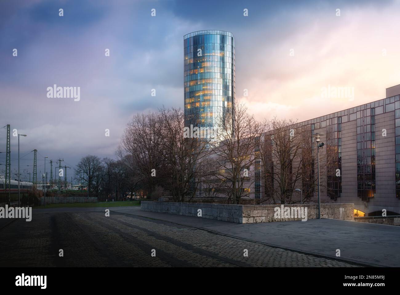 KolnTriangle Modern Building at Sunset - Köln, Deutschland Stockfoto