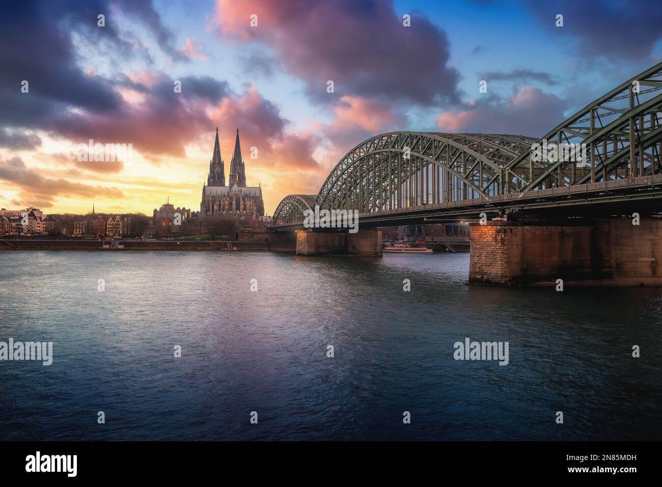 Köln Skyline mit Dom und Hohenzollerbrücke bei Sonnenuntergang - Köln, Deutschland Stockfoto