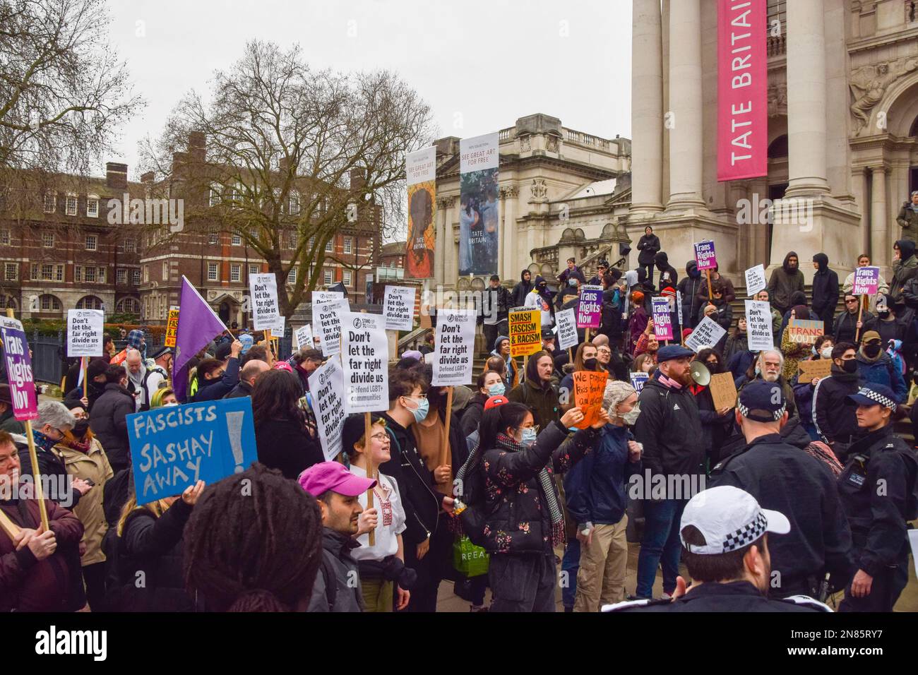 London, Großbritannien. 11. Februar 2023 Pro-LGBTQ+-Protestler. LGBTQ-Demonstranten inszenierten einen Gegenprotest gegen die rechtsextreme Gruppe Patriotic Alternative, deren Mitglieder sich außerhalb von Tate Britain versammelten, um gegen die Kinderautorin Aida H Dee zu protestieren, die von Tate als Teil der Drag Queen Story Hour für kleine Kinder gebucht wurde. Kredit: Vuk Valcic/Alamy Live News Stockfoto