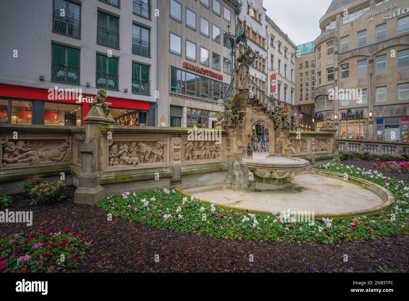 Pixies Fountain (Heinzelmannchenbrunnen) - Köln, Deutschland Stockfoto