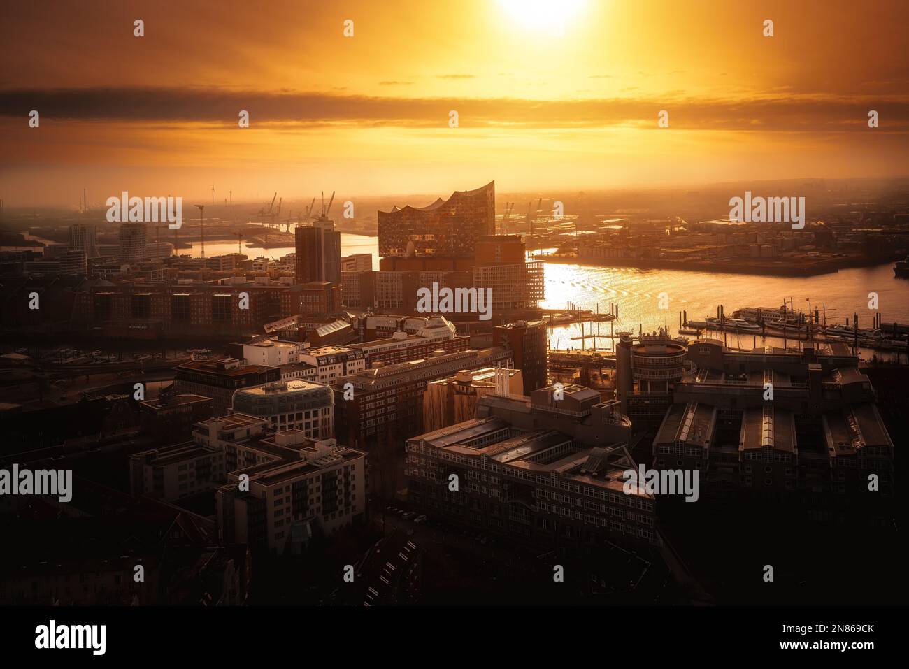 Hamburg bei Sonnenuntergang aus der Vogelperspektive mit HafenCity und Elbphilharmonie - Hamburg Stockfoto