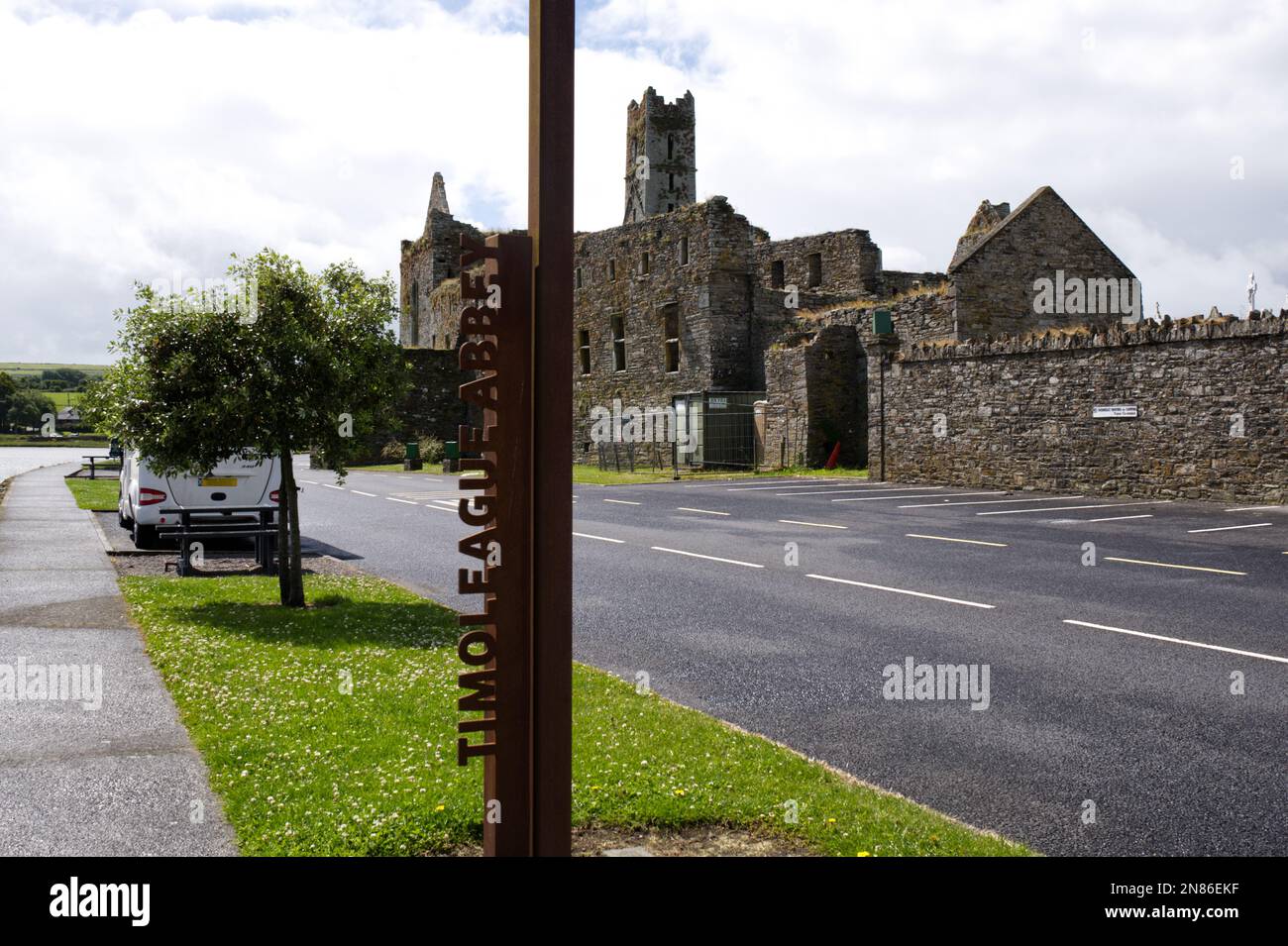 timoleague Abbey Wave-Logo aus Metall für wilde Entdeckungspunkte des atlantic Way in Südirland EIRE Stockfoto