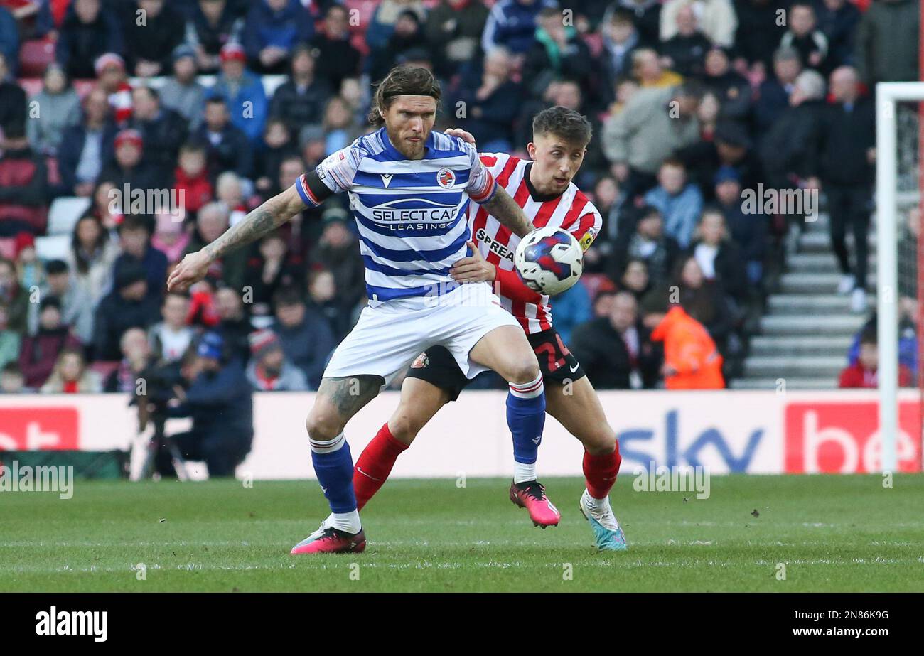 Reading's Jeff Hendrick wird von Sunderlands Dan Neil während des Sky Bet Championship-Spiels zwischen Sunderland und Reading im Stadium of Light, Sunderland, am Samstag, den 11. Februar 2023 herausgefordert. (Foto: Michael Driver | MI News) Guthaben: MI News & Sport /Alamy Live News Stockfoto