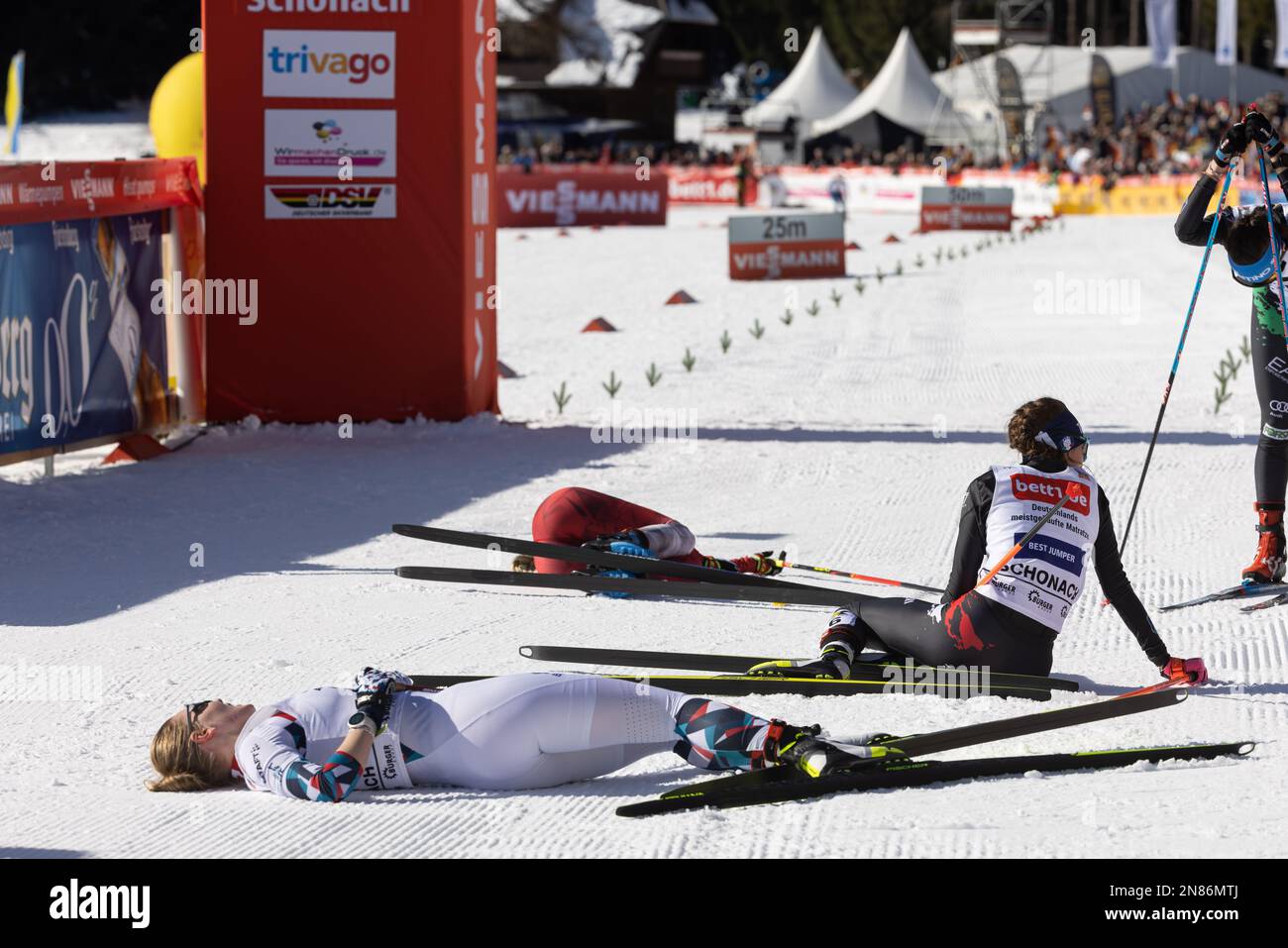 Schonach Im Schwarzwald, Deutschland. 11. Februar 2023. Nordic Ski/Kombination: Weltmeisterschaft, Skilanglauf, 5km, Frauen: Skilanglauffahrer liegen nach dem Ende des Rennens erschöpft an der Ziellinie. Kredit: Philipp von Ditfurth/dpa/Alamy Live News Stockfoto