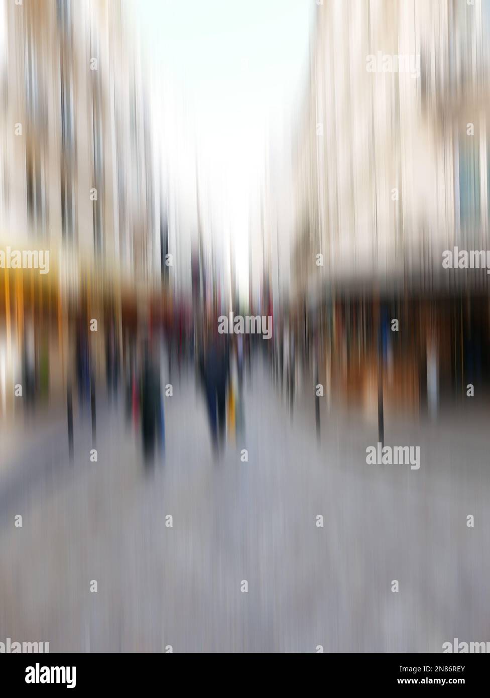 Blaues Bild von Menschen, die in Wien auf einer Strasse laufen Stockfoto