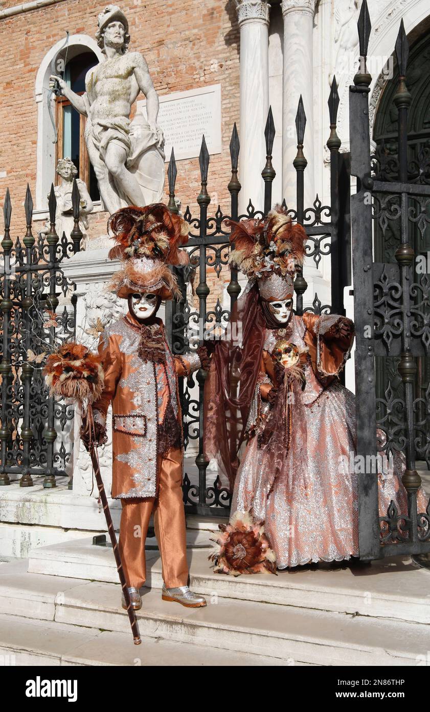 Venedig, Italien. 11. Februar 2023 Reveller tragen traditionelle Karnevalskostüme und -Masken, zusammen mit Touristen strömen nach Venedig, um den Karneval in Venedig zu besuchen. Kredit: Carolyn Jenkins/Alamy Live News Stockfoto