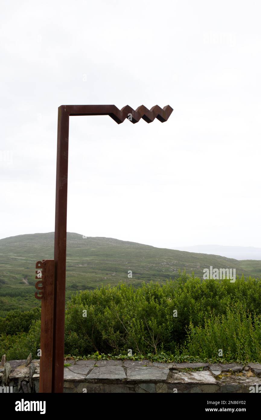 Metallschild mit Gour Wave Logo für Wild atlantic Way Entdeckungspunkte in Südirien EIREmist Stockfoto