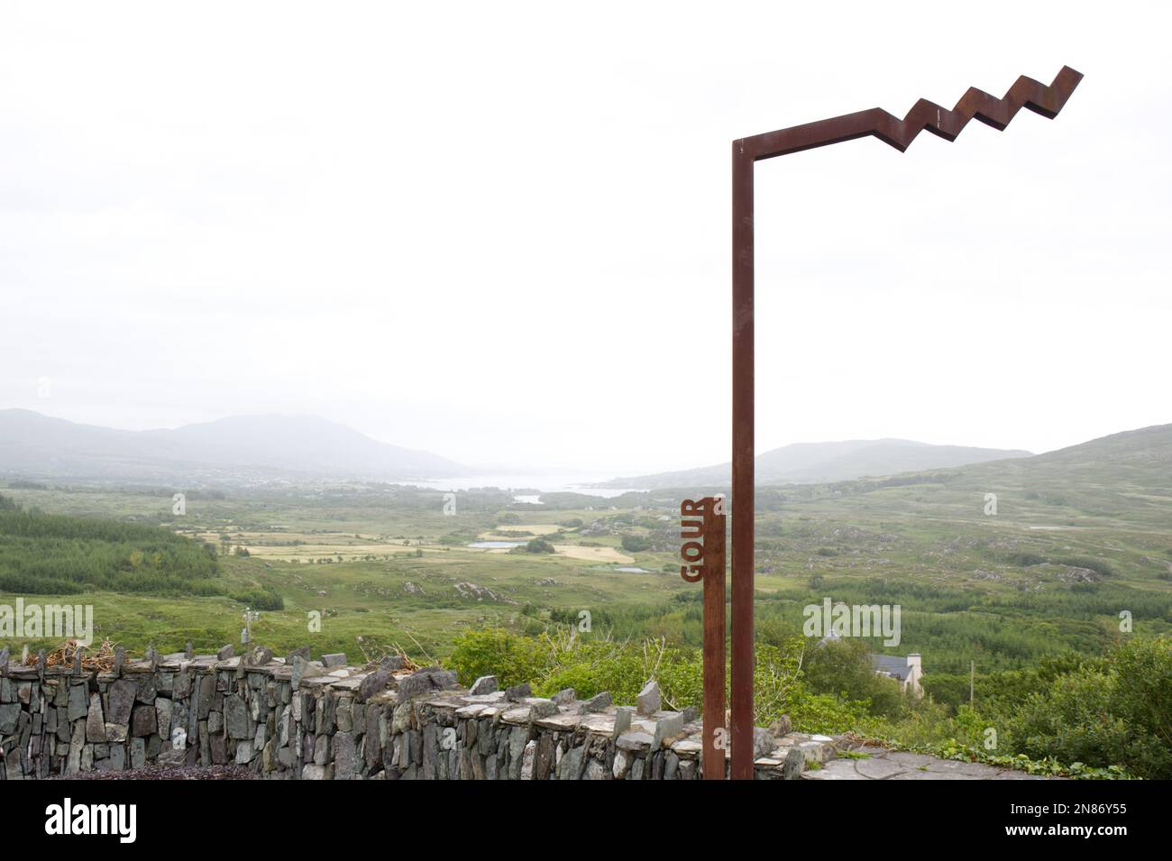 Metallschild mit Gour Wave Logo für Wild atlantic Way Entdeckungspunkte in Südirien EIREmist Stockfoto