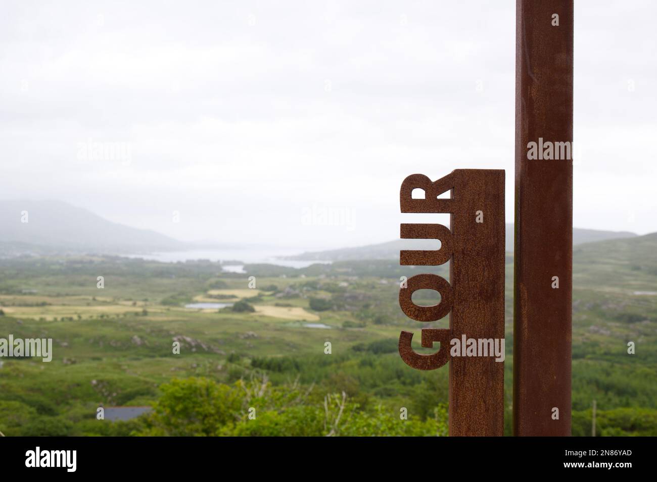 Gour Wave-Logo aus Metall für wilde atlantic Way-Entdeckungspunkte in Südirland EIRE Stockfoto