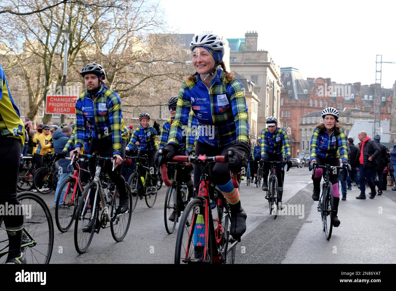 Edinburgh, Schottland, Großbritannien. 11. Februar 2023 Doddie Weir Aid Foundation sammelt Geld für MND-Forschung. Radfahrer halten am Charlotte Square auf einer 555 km langen Strecke über 3 Tage, beginnend am Principality Stadium Cardiff am Donnerstagmorgen und endet heute im Murrayfield Stadium Edinburgh und liefern den Spielball für das heutige Six Nations-Spiel zwischen Schottland und Wales. Kredit: Craig Brown/Alamy Live News Stockfoto