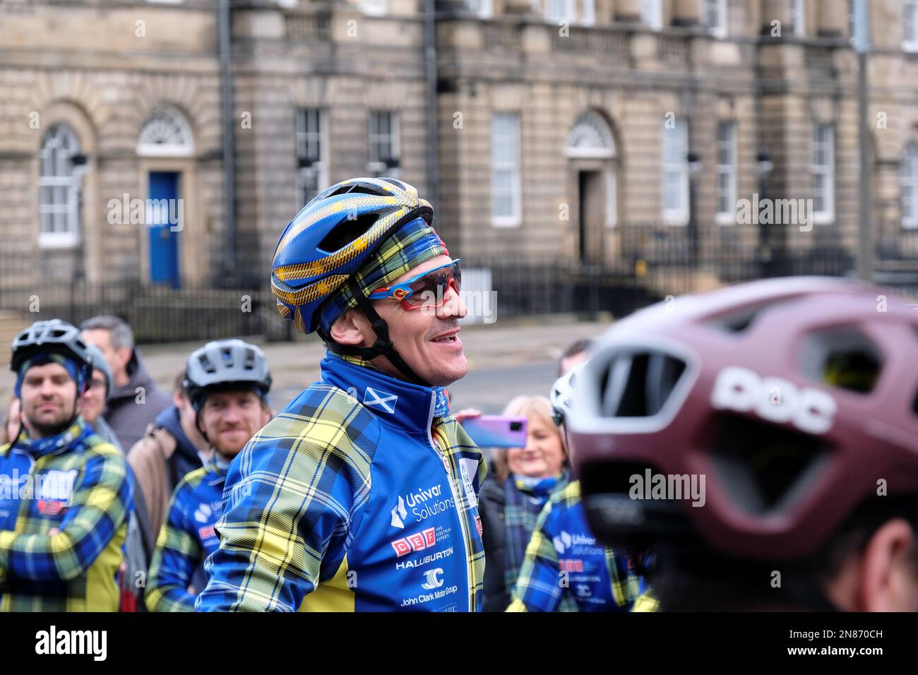 Edinburgh, Schottland, Großbritannien. 11. Februar 2023 Doddie Weir Aid Foundation sammelt Geld für MND-Forschung. Radfahrer halten am Charlotte Square auf einer 555 km langen Strecke über 3 Tage, beginnend am Principality Stadium Cardiff am Donnerstagmorgen und endet heute im Murrayfield Stadium Edinburgh und liefern den Spielball für das heutige Six Nations-Spiel zwischen Schottland und Wales. Rob Wainwright, ehemaliger Kapitän der schottischen Rugby-Union, spricht vor der Menge am Charlotte Square. Kredit: Craig Brown/Alamy Live News Stockfoto