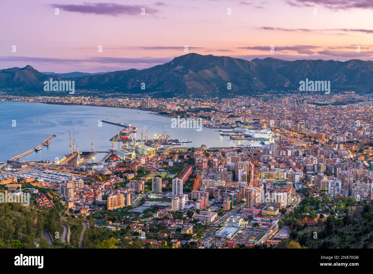 Die Skyline von Palermo, Italien, über dem Hafen in der Abenddämmerung. Stockfoto