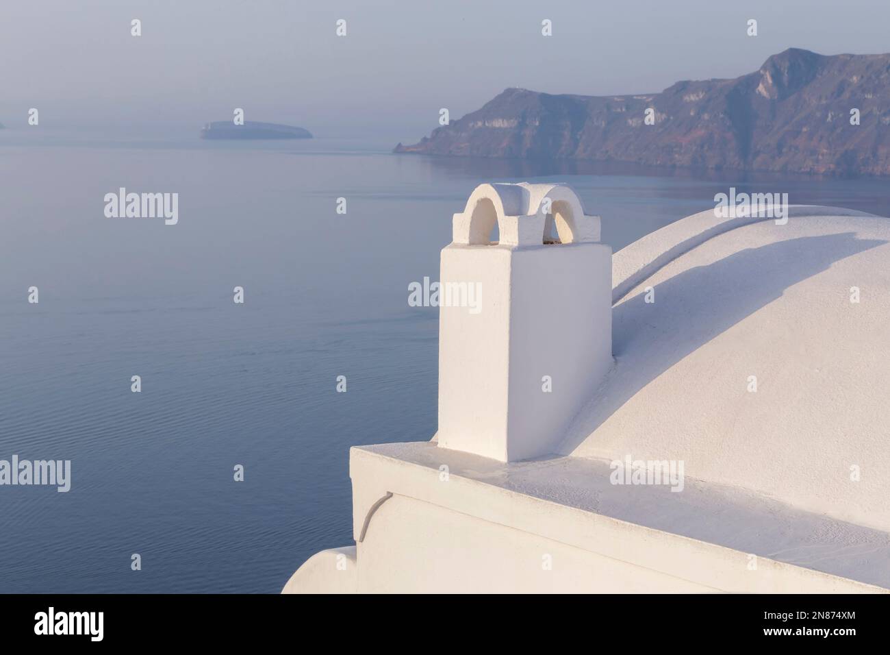 Details des traditionellen weißen Hauses auf Santorin gegen das Ägäische Meer Stockfoto