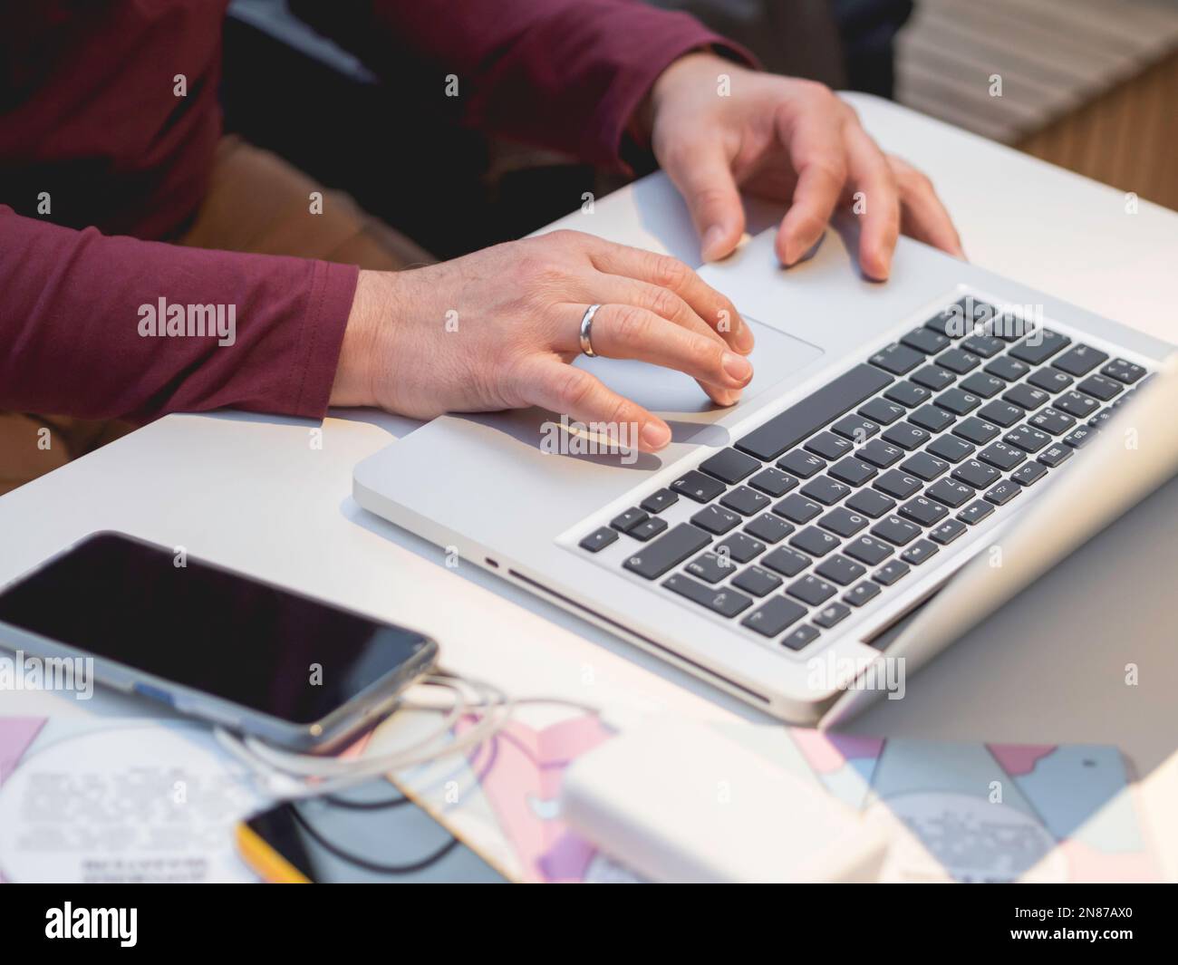 Geschäftsmann arbeitet mit Laptop- und Papierorganisator in einem Co-working Center zusammen. Arbeitsplatz für Freiberufler im Business Center. Stockfoto