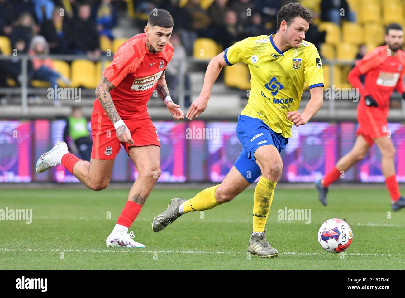 Suer Barbaros Cukur Tiago von Dender und Louis Verstraete von Beveren in Aktion während eines Fußballspiels zwischen SK Beveren und Dender EH am Samstag, den 11. Februar 2023 in Beveren, am 22. Und letzten Tag der 1B. Zweiten Division der belgischen Meisterschaft „Challenger Pro League“ 2022-2023. BELGA FOTO JILL DELSAUX Kredit: Belga News Agency/Alamy Live News Stockfoto