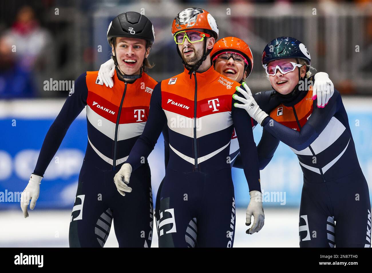 Dordrecht, Niederlande. 11. Februar 2023. DORDRECHT - Jens van 't Wout (NED), Itzhak de Laat (NED), Suzanne Schulting (NED), Xandra Velzeboer (NED) (lr) feiern den Sieg in der letzten 2000-Meter-Mischstrecke am zweiten Tag der ISU-Weltmeisterschaft auf der kurzen Rennstrecke 2023. ANP VINCENT JANNINK Credit: ANP/Alamy Live News Stockfoto