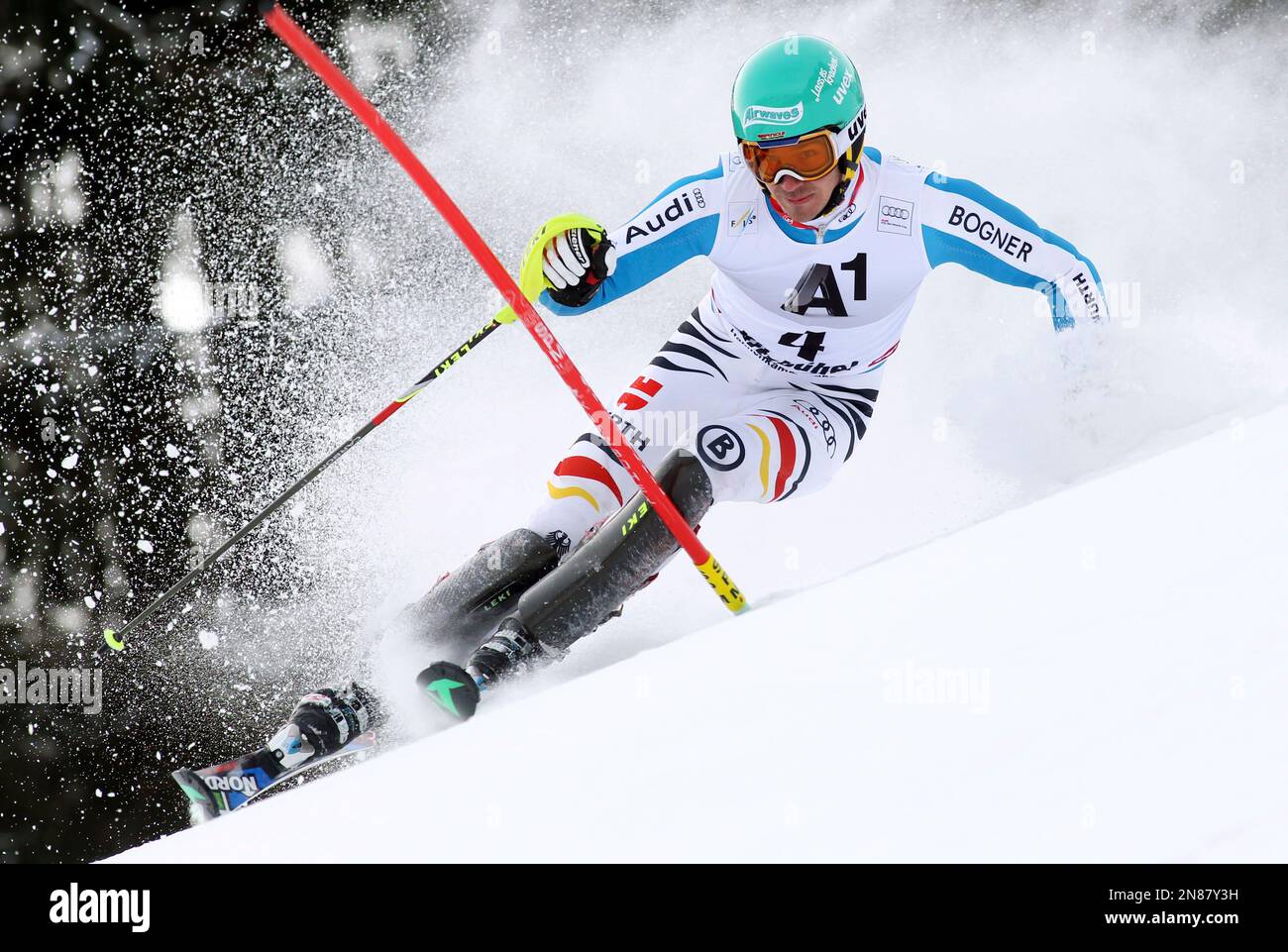 Germany's Felix Neureuther clears a gate during the first run of an alpine ski, men's World Cup slalom in Kitzbuehel, Austria, Sunday, Jan. 27, 2013. (AP Photo/Alessandro Trovati) Stockfoto