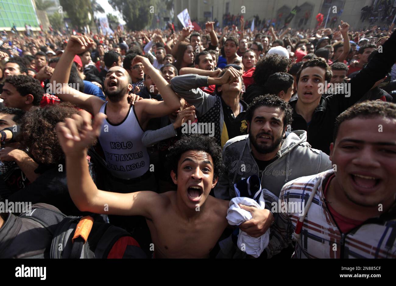 Egyptian soccer fans of Al-Ahly club celebrate a court verdict that returned 21 death penalties in last years soccer violence, inside the club premises in Cairo, Egypt, Saturday, Jan. 26, 2013. Egyptian security officials say military to deploy in Port Said after at least 8 people including a senior police officer and a policeman were shot dead in the Mediterranean city of Port Said after a judge sentenced 21 people to death in connection to one of the world's deadliest incidents of soccer violence. (AP Photo/Khalil Hamra) Stockfoto
