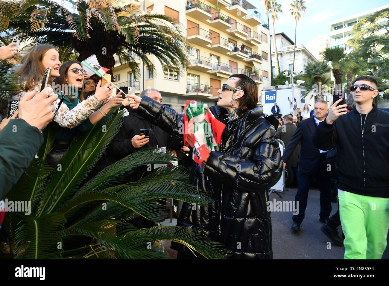 Sanremo, 73. Italienisches Song-Festival, Bagno di Folla für Rosa Chemical am Ausgang des Kasinos Stockfoto