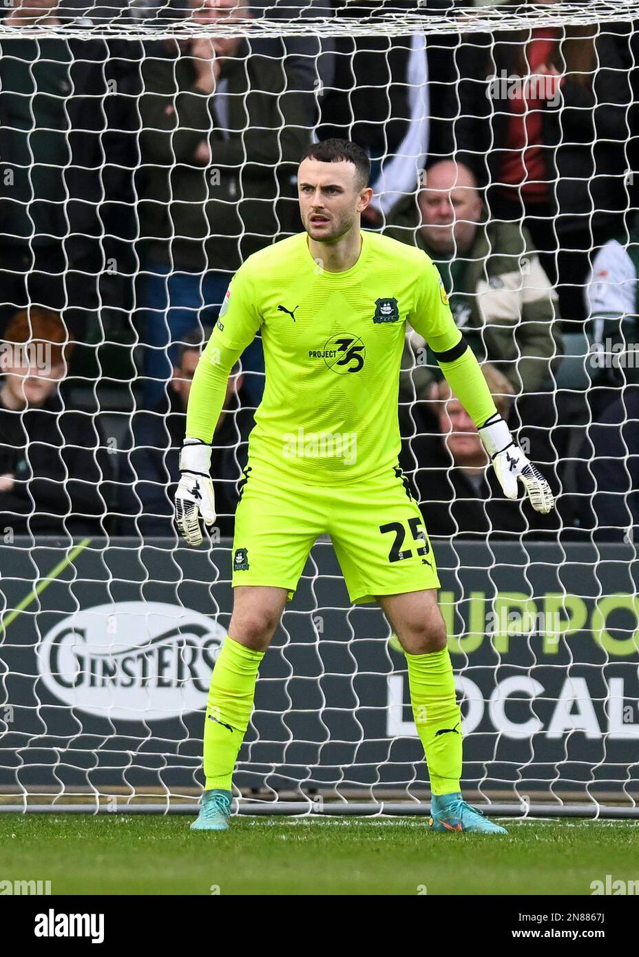 Plymouth, Großbritannien. 11. Februar 2023. Plymouth Argyle Torwart Callum Burton (25) während des Spiels der Sky Bet League 1 Plymouth Argyle vs Portsmouth at Home Park, Plymouth, Vereinigtes Königreich, 11. Februar 2023 (Foto von Stanley Kasala/News Images) in Plymouth, Vereinigtes Königreich, 2/11/2023. (Foto: Stanley Kasala/News Images/Sipa USA) Guthaben: SIPA USA/Alamy Live News Stockfoto