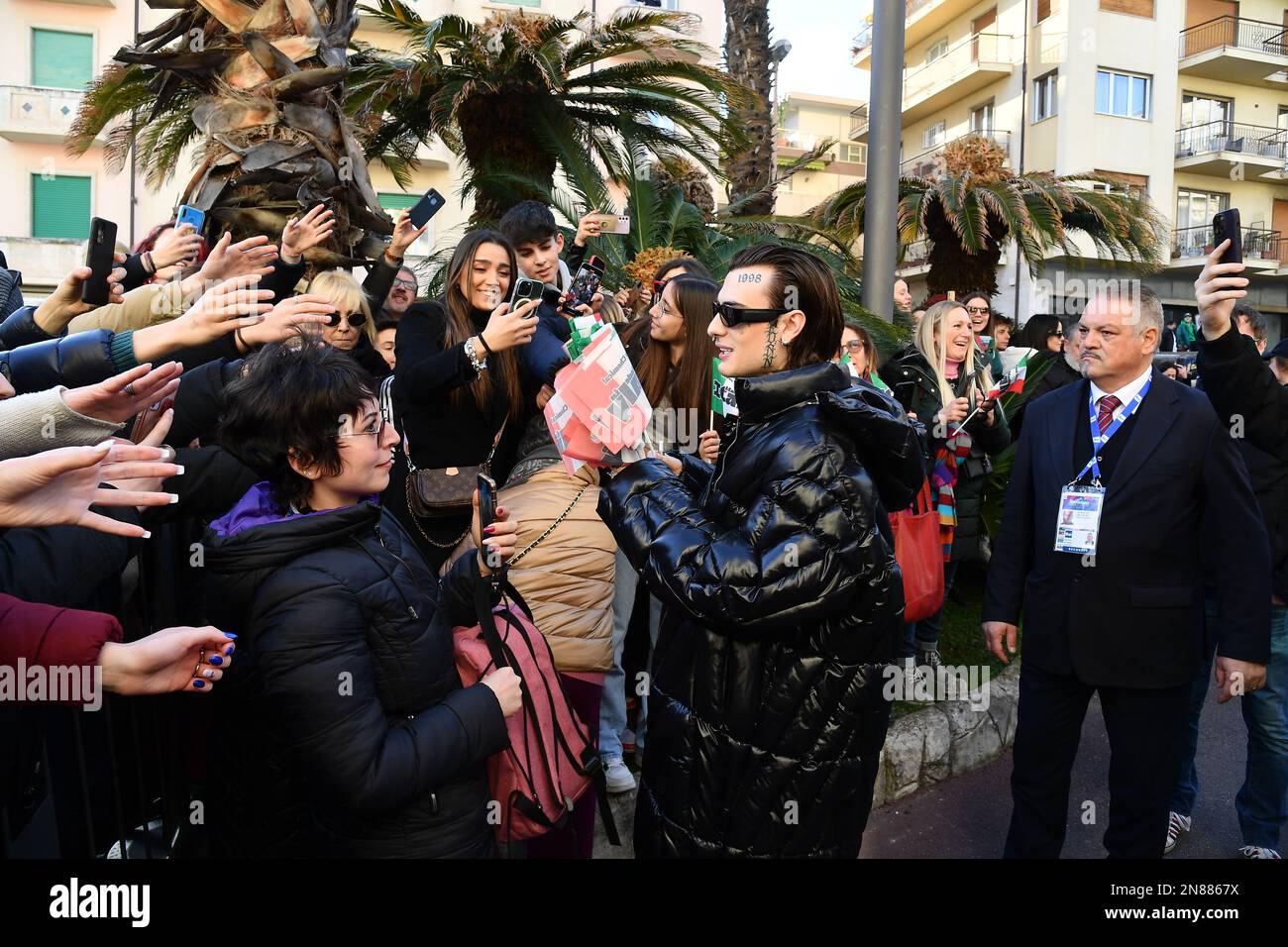 Sanremo, 73. Italienisches Song-Festival, Bagno di Folla für Rosa Chemical am Ausgang des Kasinos Stockfoto