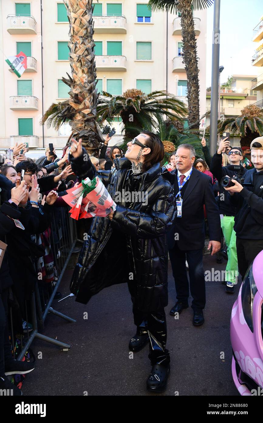 Sanremo, 73. Italienisches Song-Festival, Bagno di Folla für Rosa Chemical am Ausgang des Kasinos Stockfoto
