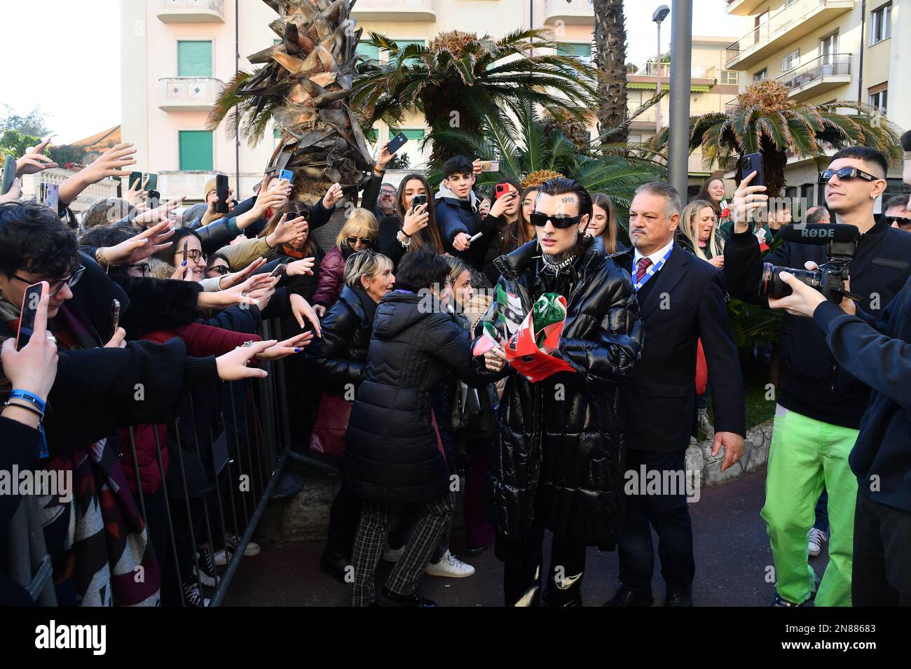 Sanremo, 73. Italienisches Song-Festival, Bagno di Folla für Rosa Chemical am Ausgang des Kasinos Stockfoto