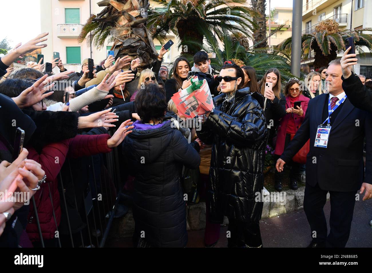 Sanremo, 73. Italienisches Song-Festival, Bagno di Folla für Rosa Chemical am Ausgang des Kasinos Stockfoto