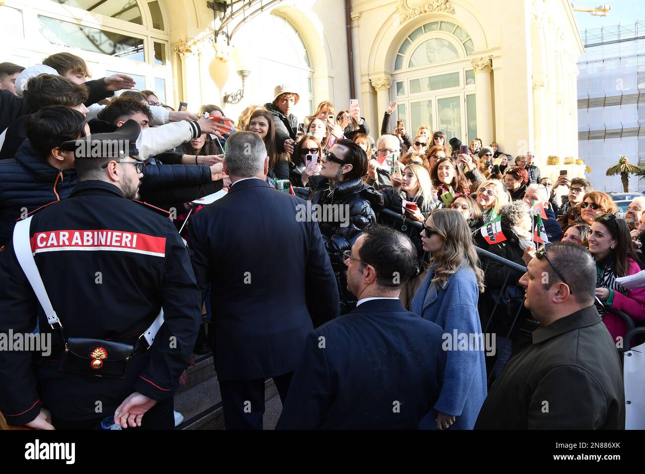Sanremo, 73. Italienisches Song-Festival, Bagno di Folla für Rosa Chemical am Ausgang des Kasinos Stockfoto