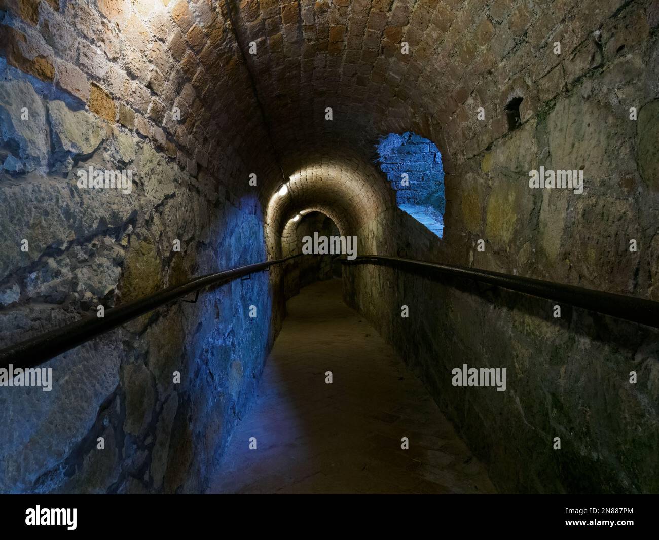 Kłodzko, Polen, 02/18/2022: Tunnel innerhalb der Festung Kłodzko, die für Touristen zugänglich sind. Eine gut erhaltene, große Festung in Kłodzko, eine defensive Stockfoto Kłodzko, Polen, 02/18/2022: Tunnel innerhalb der Festung Kłodzko, die für Touristen zugänglich sind. Eine gut erhaltene, große Festung in Kłodzko, eine defensive Stockfoto