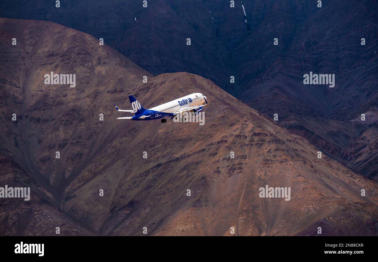 Ladakh, Indien - 19. Juni 2022 : Go Air, indisches Passagierflugzeug fliegen vom Flughafen Leh, umgeben von Himalaya-Gebirge Stockfoto