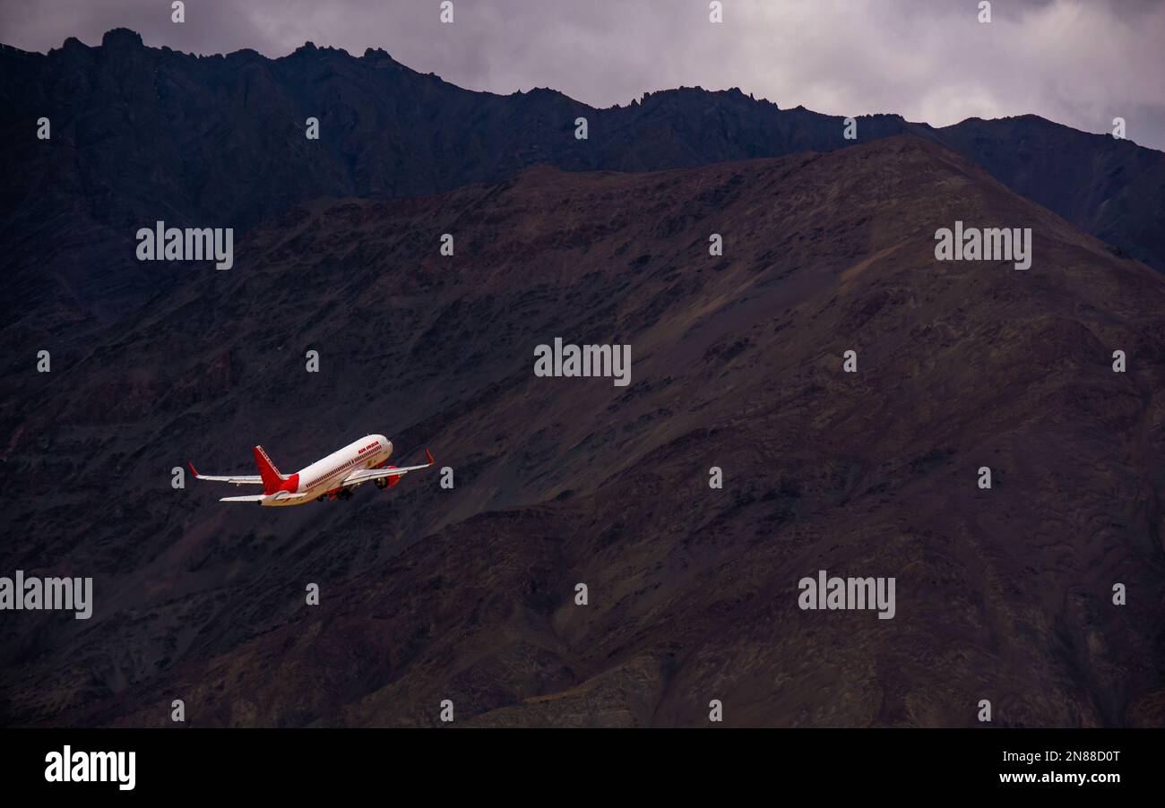 Ladakh, Indien - 19. Juni 2022 : Air India indisches Passagierflugzeug fliegt vom Flughafen Leh, umgeben von Himalaya-Gebirge, hoch Stockfoto