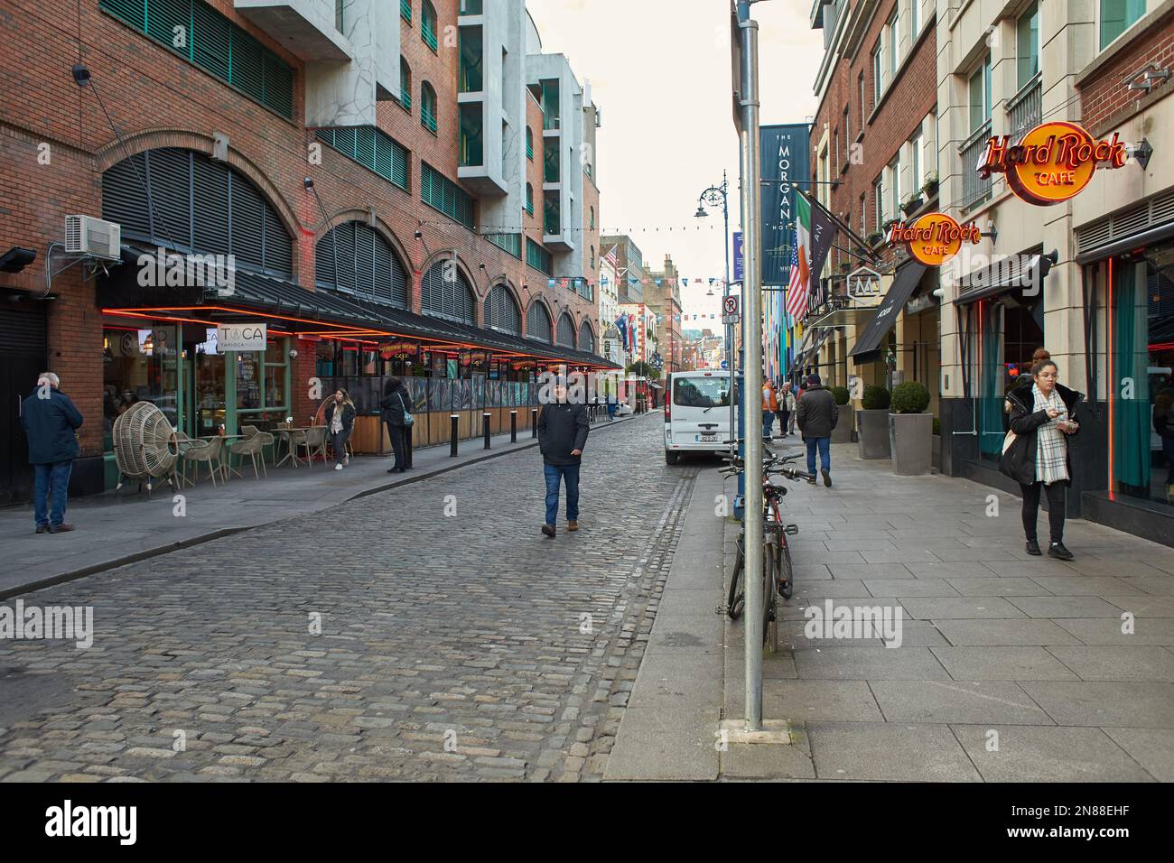 Dublin, Irland - 01.27.2023: Das Pub-Wahrzeichen in Dublins Kulturviertel, das jedes Jahr von Tausenden von Touristen besucht wird. Leute in der Kneipe. Stockfoto