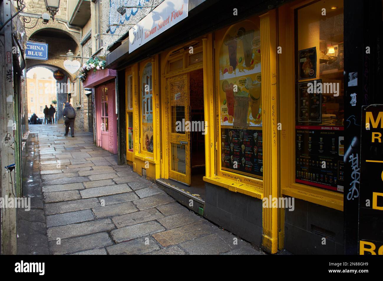 Dublin, Irland - 01.27.2023: Das Pub-Wahrzeichen in Dublins Kulturviertel, das jedes Jahr von Tausenden von Touristen besucht wird. Leute in der Kneipe. Stockfoto