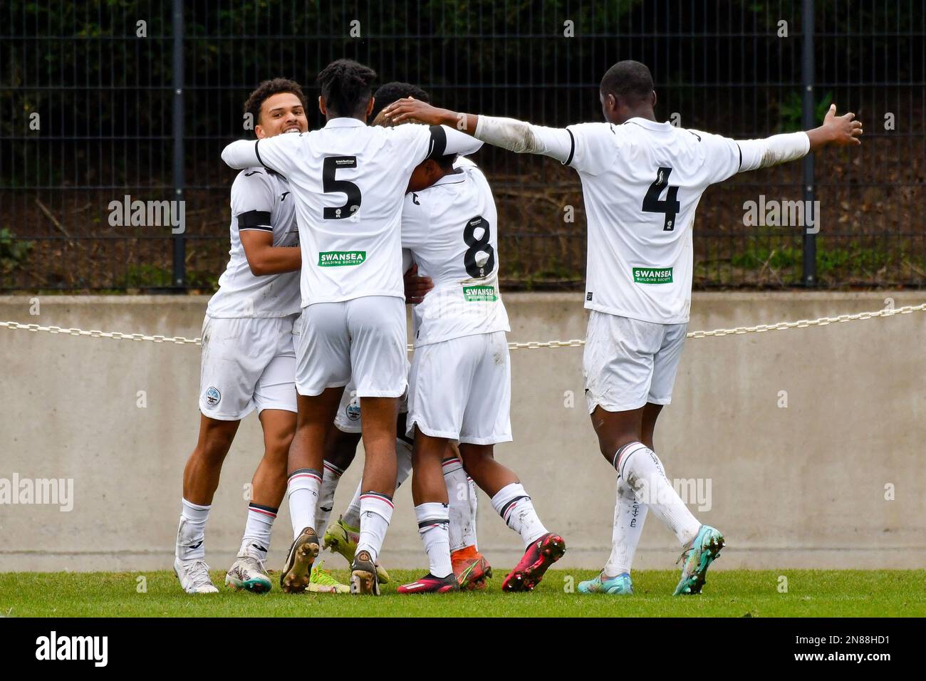 Swansea, Wales. 11. Februar 2023 Swansea City Spieler feiern ihr drittes Tor während des Spiels der Professional Development League unter 18 Jahren zwischen Swansea City und Reading an der Swansea City Academy in Swansea, Wales, Großbritannien am 11. Februar 2023. Kredit: Duncan Thomas/Majestic Media/Alamy Live News. Stockfoto