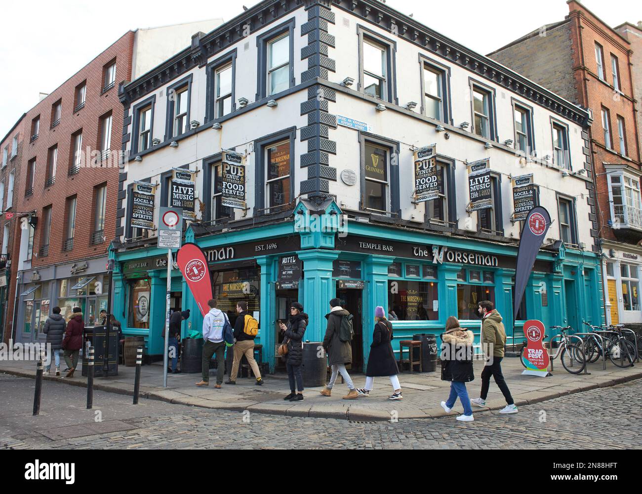 Dublin, Irland - 01.27.2023: Das Pub-Wahrzeichen in Dublins Kulturviertel, das jedes Jahr von Tausenden von Touristen besucht wird. Leute in der Kneipe. Stockfoto