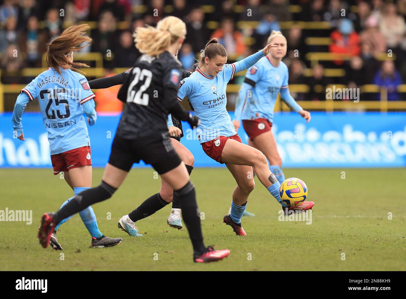 Citys Laia Aleixandri spielt am Samstag, den 11. Februar 2023, beim Barclays FA Women's Super League-Spiel zwischen Manchester City und Arsenal im Academy Stadium in Manchester den Ball nach vorne. (Foto: Chris Donnelly | MI News) Guthaben: MI News & Sport /Alamy Live News Stockfoto