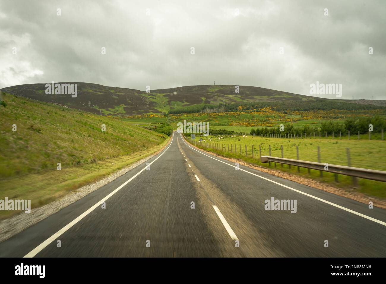 Leere Straße auf der NC500 Schottland Stockfoto