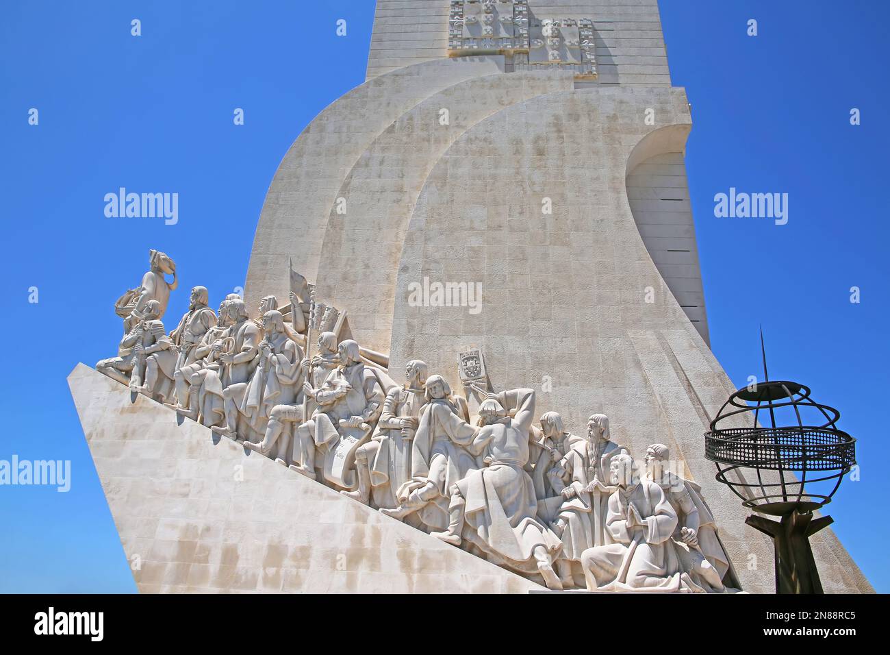 Padrao dos Descobrimentos oder Denkmal der Entdeckungen; Denkmal am nördlichen Ufer des Flusses Tejo, Santa Maria de Belém, Lissabon. Standort Stockfoto