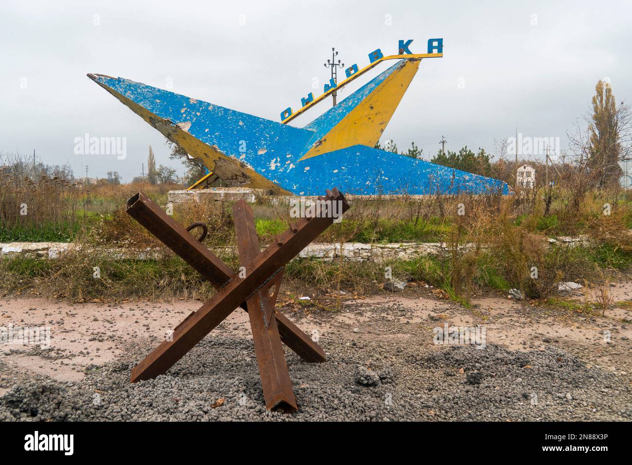 Panzerabwehr vor dem Hintergrund des Denkmals mit dem Namen des Dorfes „Novovorontsovka“. Krieg in der Ukraine. Russische Invasion der Ukraine Stockfoto