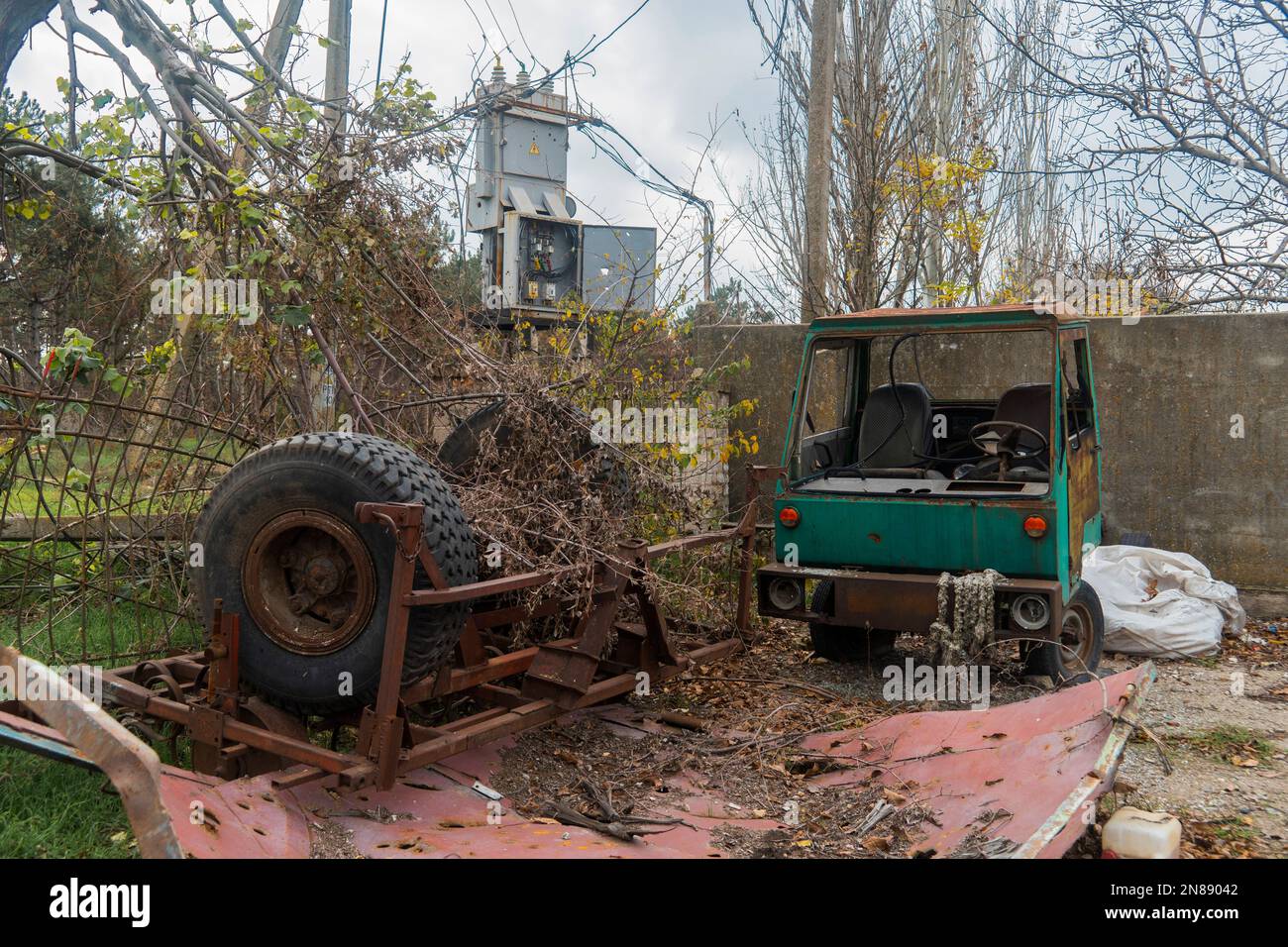 Auf Dem Land. Ein beschädigter Laster steht neben einem zerstörten Haus. Krieg in der Ukraine. Russische Invasion der Ukraine. Keine Menschen. Kriegsverbrechen Stockfoto