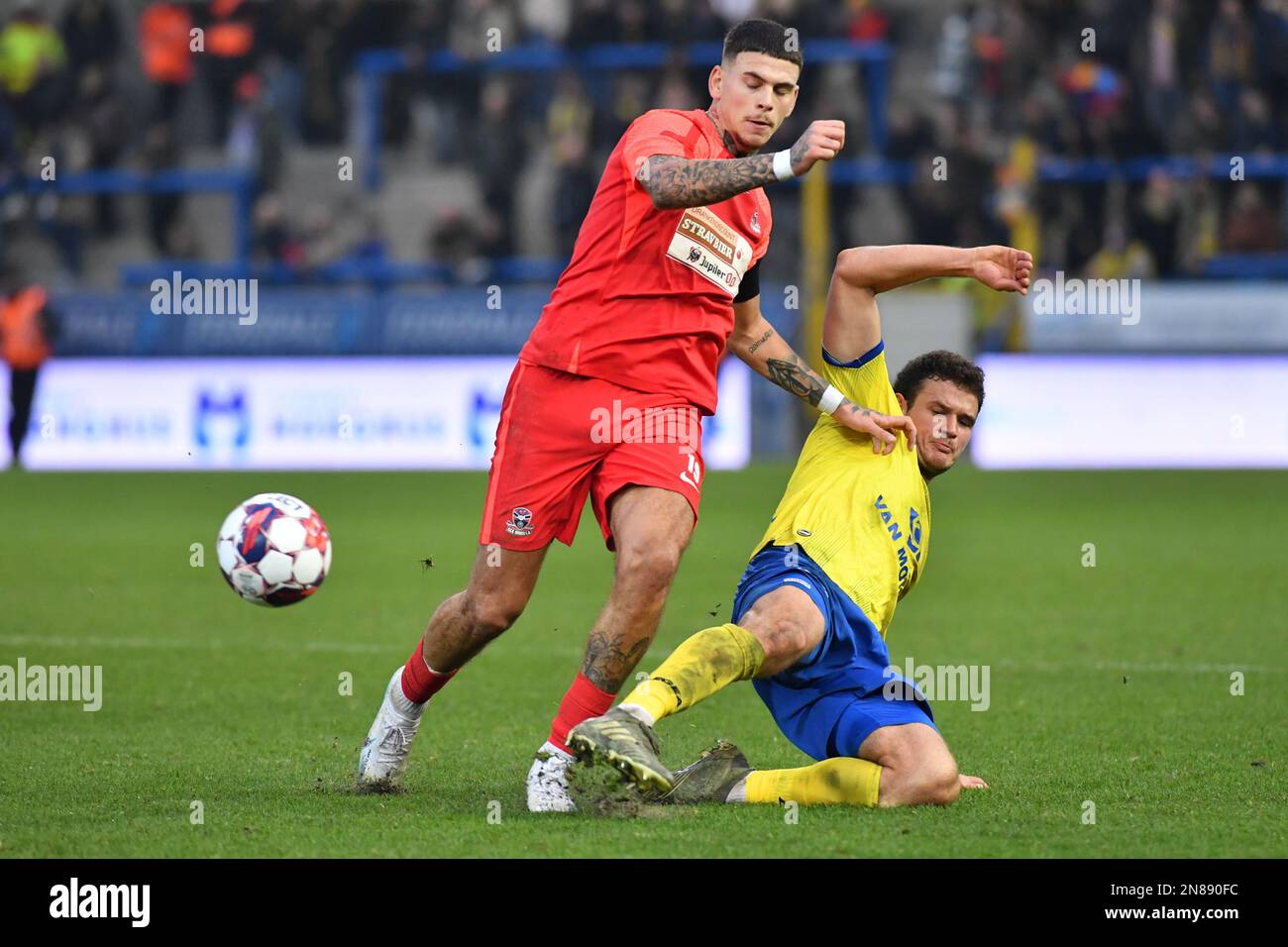 Suer Barbaros Cukur Tiago von Dender und Louis Verstraete von Beveren in Aktion während eines Fußballspiels zwischen SK Beveren und Dender EH am Samstag, den 11. Februar 2023 in Beveren, am 22. Und letzten Tag der 1B. Zweiten Division der belgischen Meisterschaft „Challenger Pro League“ 2022-2023. BELGA FOTO JILL DELSAUX Kredit: Belga News Agency/Alamy Live News Stockfoto