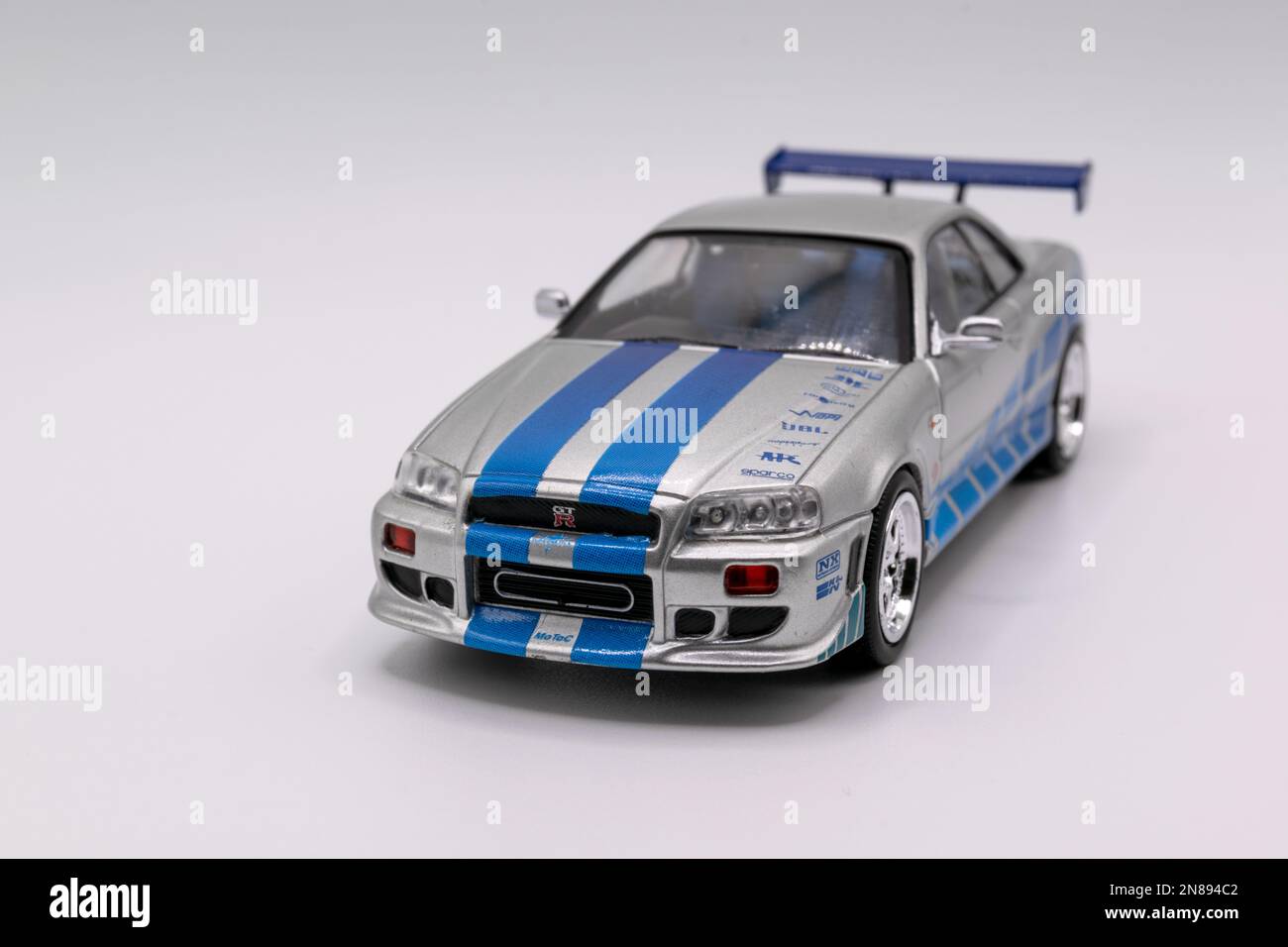 Fast&Furious Nissan Skyline GT-R R34 1:43, Vorderansicht, weißer Hintergrund Stockfoto