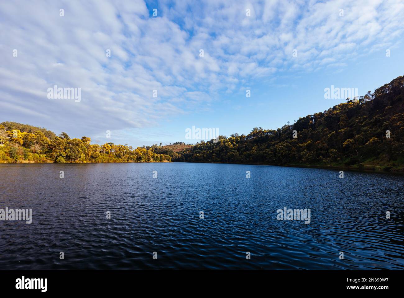 DERBY, AUSTRALIEN - 22. SEPTEMBER 2022: Briseis Hole (Lake Derby) und die berühmte schwimmende Sauna in der ländlichen Stadt Derby an einem kalten Frühlingsmorgen Stockfoto