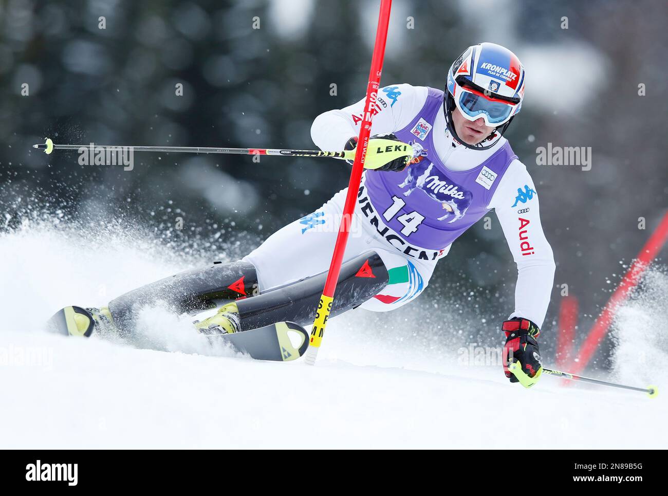 Italy's Manfred Moelgg speeds past a pole during the first run of an Alpine ski World Cup men's slalom, in Wengen, Switzerland, Sunday, Jan. 20, 2013. (AP Photo/Shinichiro Tanaka) Stockfoto