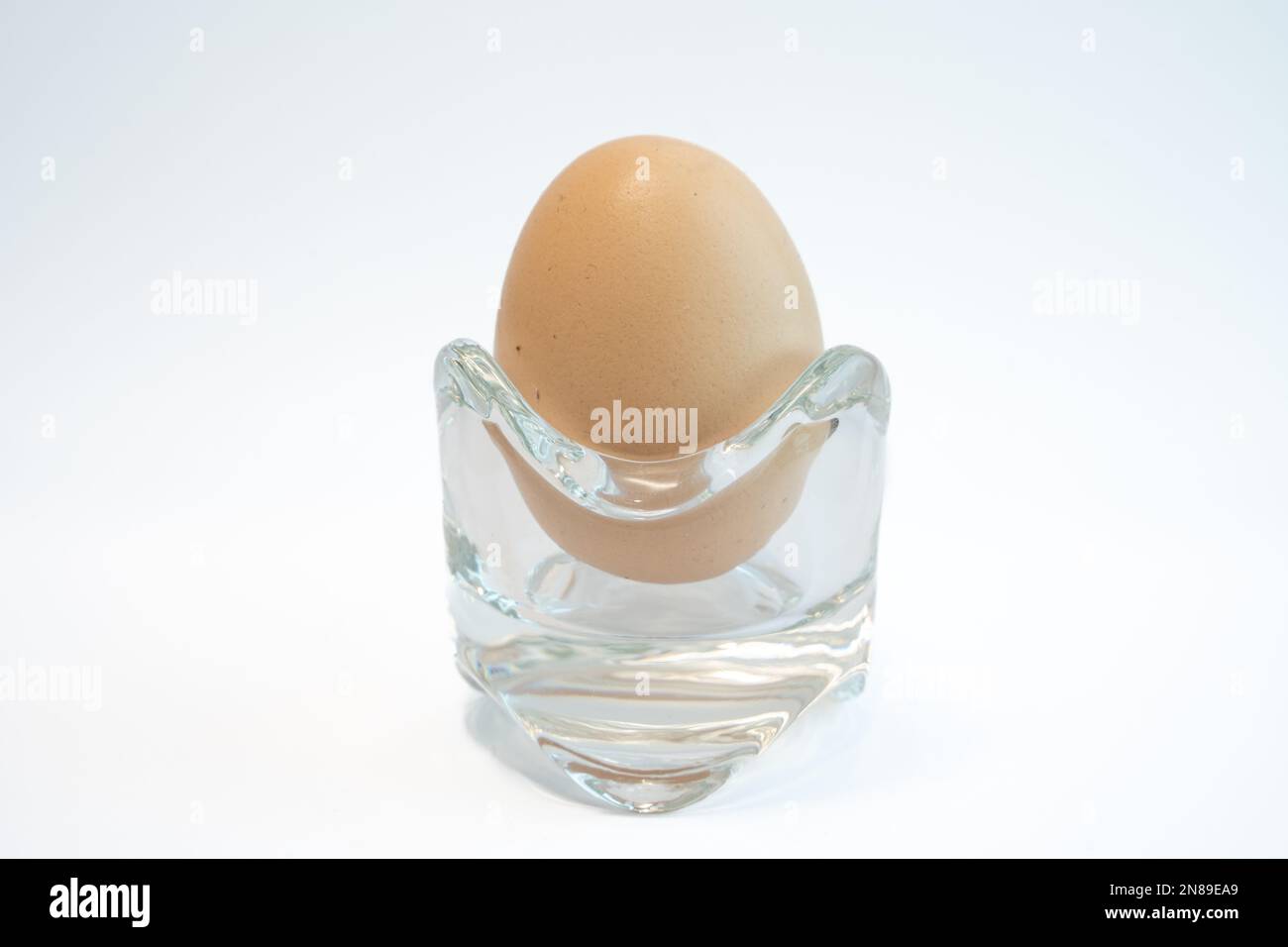 Einzelnes braunes Hühnerei, isoliert auf weißem Hintergrund. Konzept für Speisen und Kochzutaten. Stockfoto