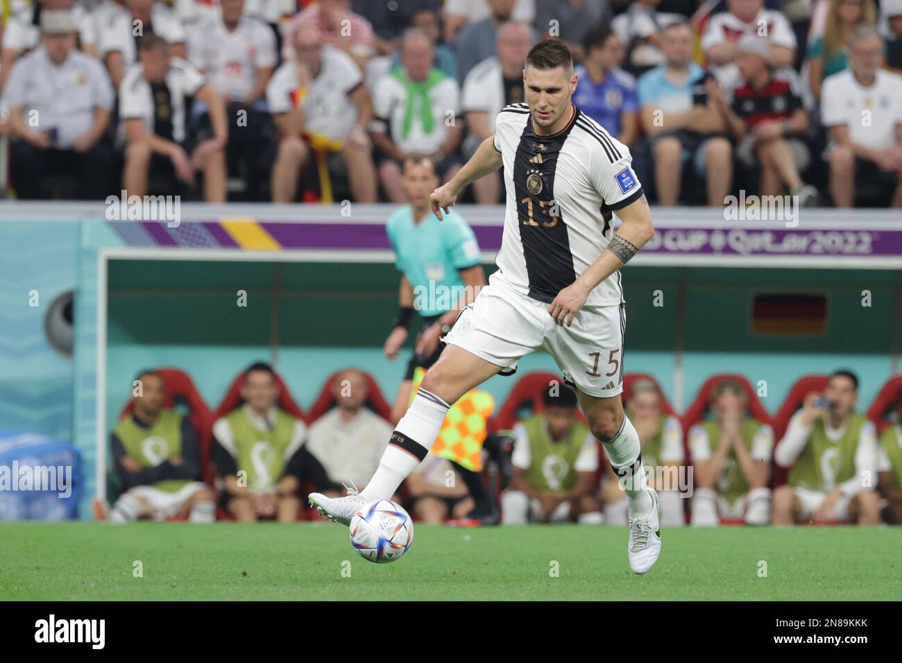 Niklas Sule von Deutschland in Aktion während des FIFA-Weltmeisterschafts-Katar-2022-Spiels zwischen Spanien und Deutschland im Al Bayt Stadion. Endstand: Spanien 1:1 Deutschland. Stockfoto