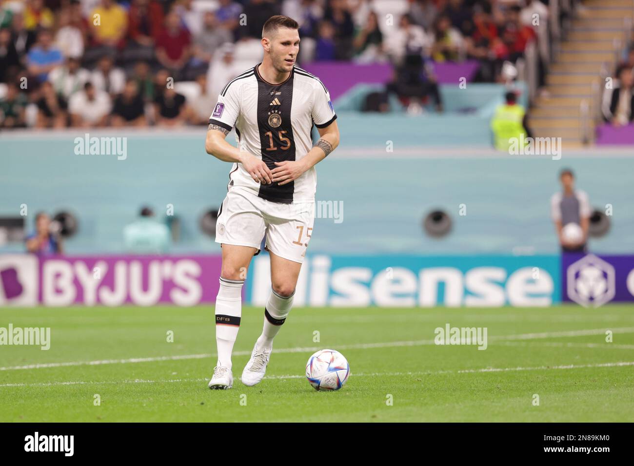 Niklas Sule von Deutschland in Aktion während des FIFA-Weltmeisterschafts-Katar-2022-Spiels zwischen Spanien und Deutschland im Al Bayt Stadion. Endstand: Spanien 1:1 Deutschland. Stockfoto